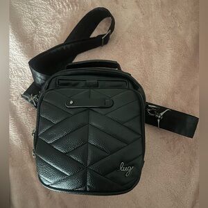 Lug crossbody